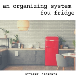 赤いレトロな冷蔵庫があるキッチン